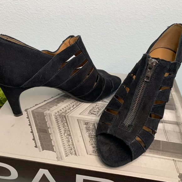 Aerosoles Heel-rest - Black Bootie. In a faux suede with a zipper in the front - Picture 4 of 6